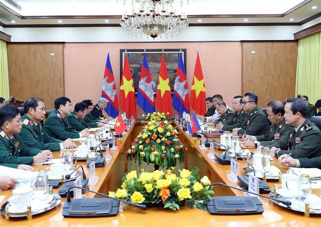 柬埔寨副首相兼国防大臣迪西哈对越南进行正式访问 ảnh 2 柬埔寨副首相兼国防大臣迪西哈对越南进行正式访问 ảnh 2