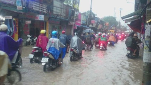 越南首都河内连夜强降雨积水严重马路被淹交通受阻 ảnh 3 越南首都河内连夜强降雨积水严重马路被淹交通受阻 ảnh 3