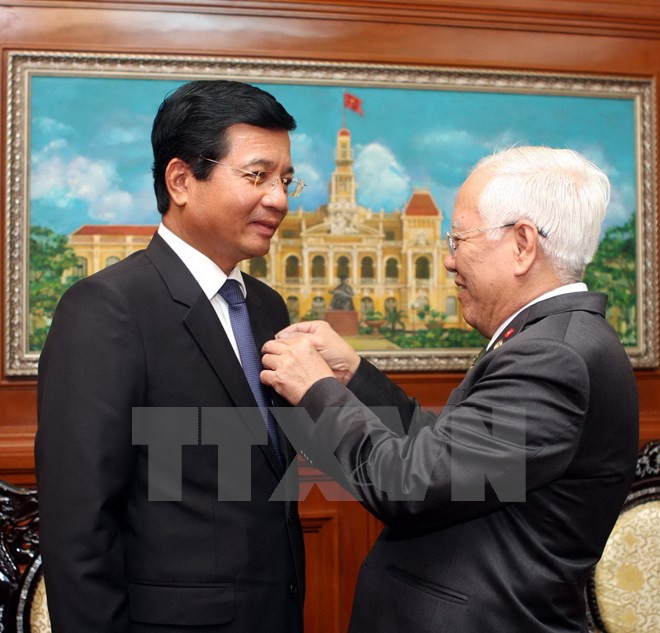 老挝驻越南大使荣获胡志明市纪念章 ảnh 1