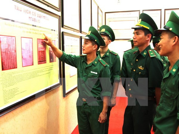 “黄沙与长沙归属越南：历史证据和法律依据”资料图片展在安江省举行 ảnh 1