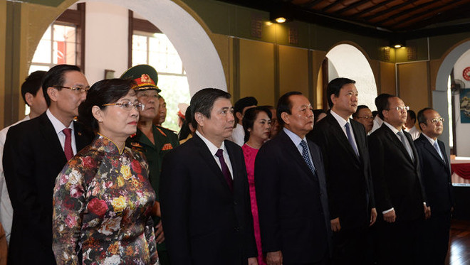 胡志明市领导向已故国家主席孙德胜敬香 ảnh 1 胡志明市领导向已故国家主席孙德胜敬香 ảnh 1