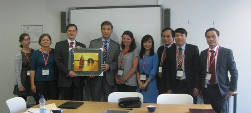 越共中央宣教部代表团访问英国 ảnh 1