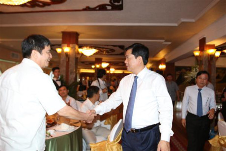 胡志明领导会见2015年度纳税模范企业 ảnh 1