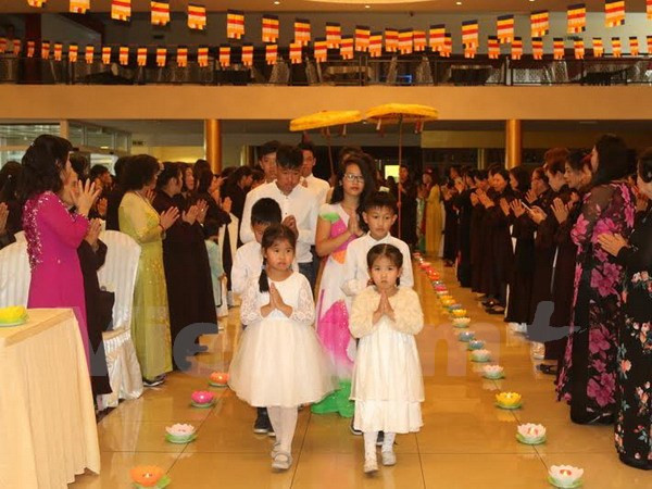 捷克隆重举办盂兰盆节 感恩捍卫越南海洋岛屿主权的英雄烈士 ảnh 1 捷克隆重举办盂兰盆节 感恩捍卫越南海洋岛屿主权的英雄烈士 ảnh 1