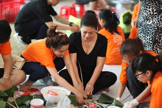 各族人民包粽子送贫困同胞过春节 ảnh 1 各族人民包粽子送贫困同胞过春节 ảnh 1