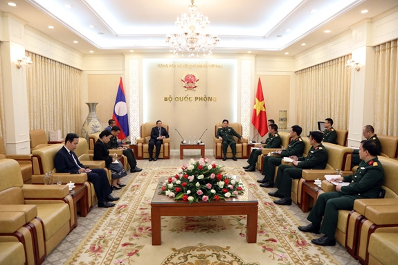 越南国防部长吴春历大将会见老挝驻越大使 ảnh 2