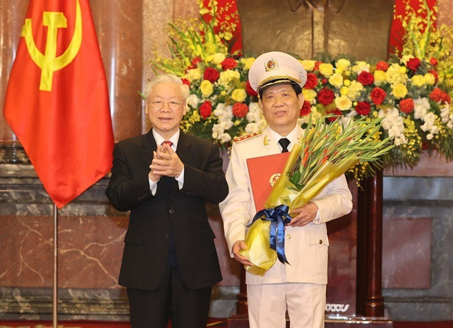 越共中央总书记、国家主席阮富仲向公安部副部长授予上将军衔的命令状 ảnh 1 越共中央总书记、国家主席阮富仲向公安部副部长授予上将军衔的命令状 ảnh 1