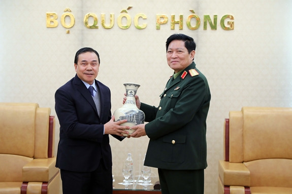 越南国防部长吴春历大将会见老挝驻越大使 ảnh 3