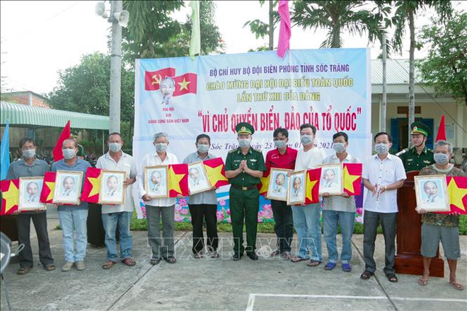 朔庄省边防部队向渔民赠送国旗和胡志明主席肖像 ảnh 2