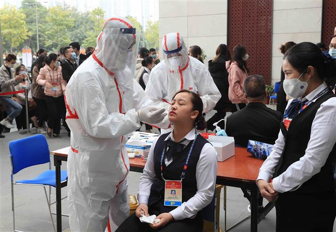 越共十三大参会代表、媒体、保安等力量第三次接受新冠病毒检测 ảnh 1