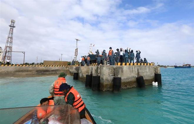 长沙岛县生存岛军民以优异成绩向越共十三大献礼 ảnh 3
