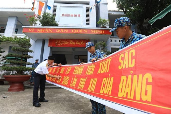 长沙岛县生存岛军民以优异成绩向越共十三大献礼 ảnh 1