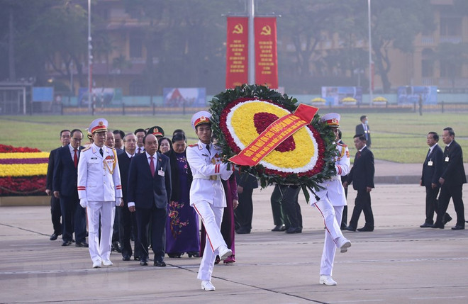 出席越共十三大的代表入陵瞻仰胡志明主席遗容 ảnh 1 出席越共十三大的代表入陵瞻仰胡志明主席遗容 ảnh 1