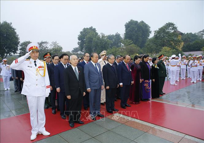 出席越共十三大的代表入陵瞻仰胡志明主席遗容 ảnh 2 出席越共十三大的代表入陵瞻仰胡志明主席遗容 ảnh 2