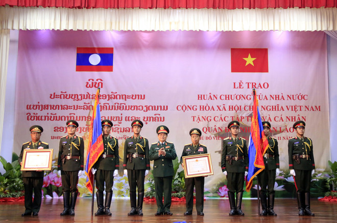 越南党和国家向老挝人民军集体和个人授予勋章 ảnh 2 越南党和国家向老挝人民军集体和个人授予勋章 ảnh 2