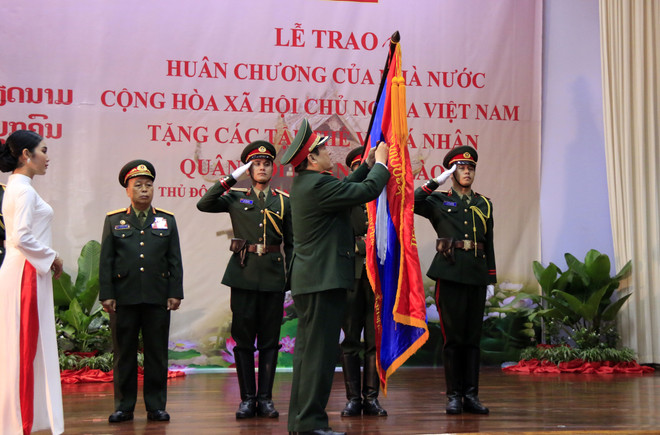 越南党和国家向老挝人民军集体和个人授予勋章 ảnh 1 越南党和国家向老挝人民军集体和个人授予勋章 ảnh 1