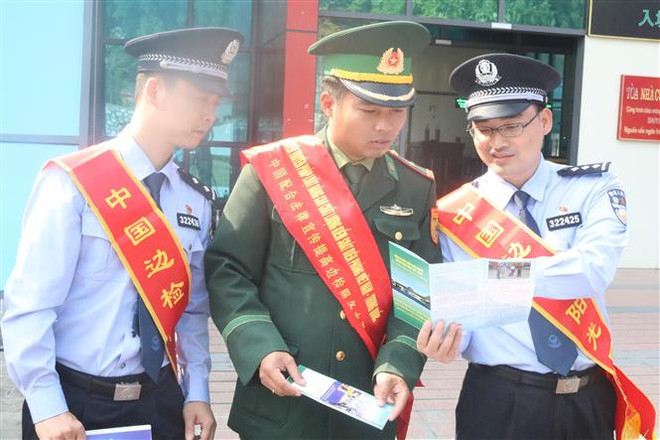 越中两国配合开展法律宣传活动 共同增强边防管理能力 ảnh 1 越中两国配合开展法律宣传活动 共同增强边防管理能力 ảnh 1