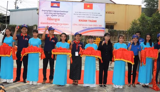 2019年越柬青年新闻工作者、青年与大学生交流会在西宁省开幕 ảnh 1