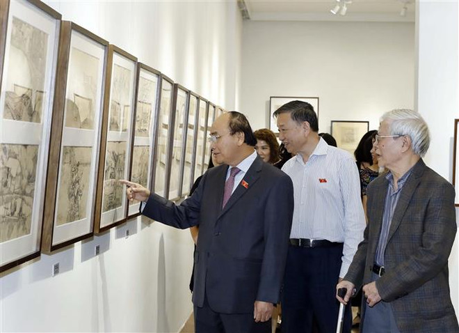 越南政府总理阮春福参观吴孟麟画家的画展 ảnh 1 越南政府总理阮春福参观吴孟麟画家的画展 ảnh 1