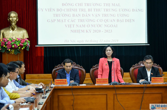 中央民运部部长张氏梅会见越南驻外大使和代表机构首席代表 ảnh 1 中央民运部部长张氏梅会见越南驻外大使和代表机构首席代表 ảnh 1