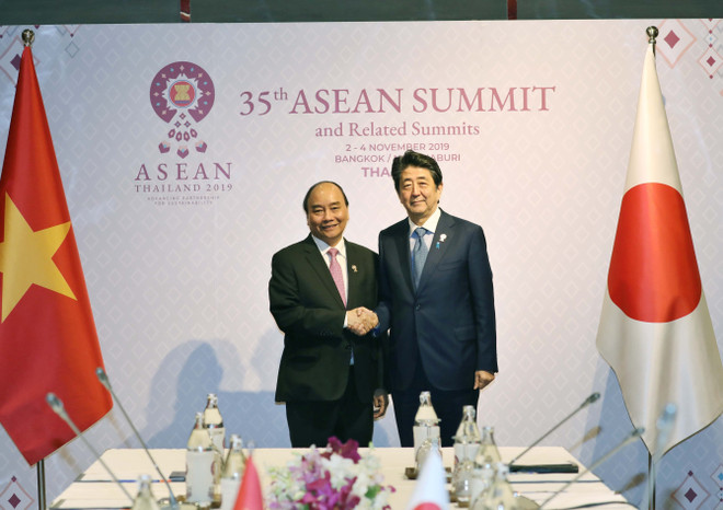 阮春福会见日本首相安倍晋三 结束赴泰出席第35届东盟峰会和相关会议之行 ảnh 1