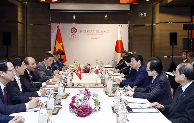 阮春福会见日本首相安倍晋三 结束赴泰出席第35届东盟峰会和相关会议之行 ảnh 2