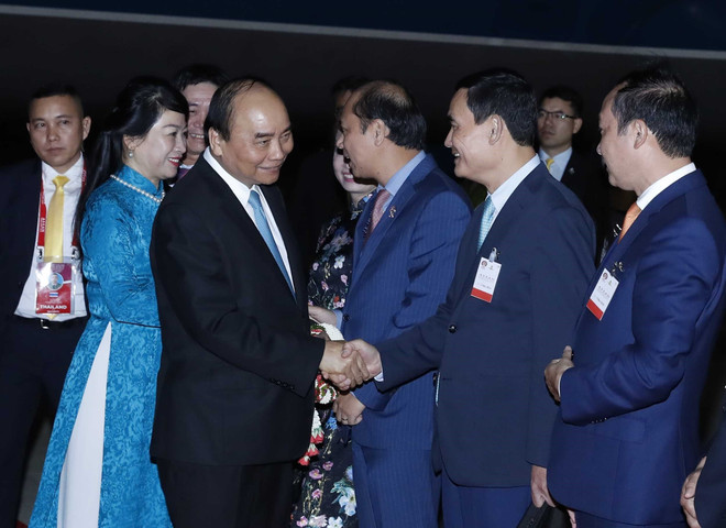 越南政府总理阮春福抵达泰国曼谷 开始第35届东盟峰会框架下的系列活动 ảnh 2 越南政府总理阮春福抵达泰国曼谷 开始第35届东盟峰会框架下的系列活动 ảnh 2