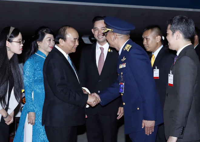 越南政府总理阮春福抵达泰国曼谷 开始第35届东盟峰会框架下的系列活动 ảnh 1 越南政府总理阮春福抵达泰国曼谷 开始第35届东盟峰会框架下的系列活动 ảnh 1