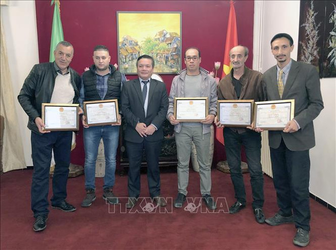 越南驻阿尔及利亚大使馆向阿尔及利亚制片人和记者授予奖状 ảnh 1