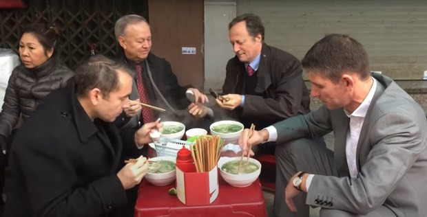 从世界各国元首的漫步街头浅谈越南民主自由 ảnh 4