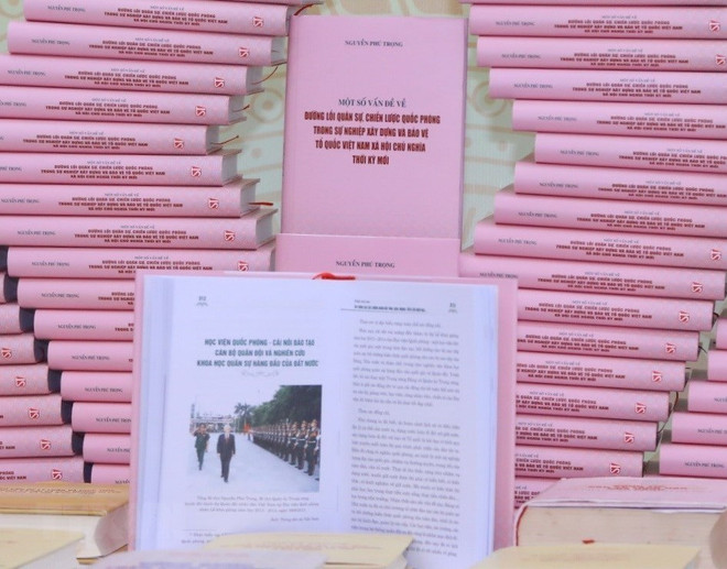 阮富仲总书记关于国防战略的书籍:展现知识的高度、敏锐的创造性思维 ảnh 1 阮富仲总书记关于国防战略的书籍:展现知识的高度、敏锐的创造性思维 ảnh 1