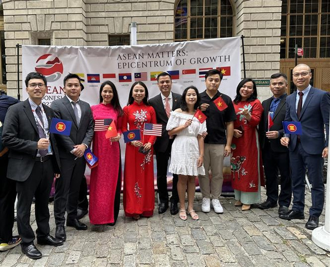 东盟成立56周年：东盟盟旗升旗仪式美荷俄委等国举行 ảnh 1