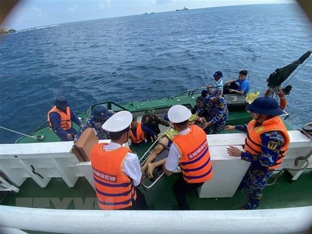 及时将海上遇险渔民送到长沙岛救治 ảnh 1 及时将海上遇险渔民送到长沙岛救治 ảnh 1