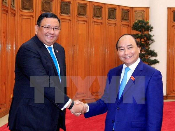 越南政府总理阮春福会见菲律宾外长阿尔门德拉斯 ảnh 1 越南政府总理阮春福会见菲律宾外长阿尔门德拉斯 ảnh 1