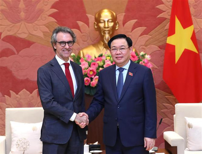 越南国会主席王廷惠会见欧盟驻越南代表团团长和瑞士驻越南大使 ảnh 1 越南国会主席王廷惠会见欧盟驻越南代表团团长和瑞士驻越南大使 ảnh 1