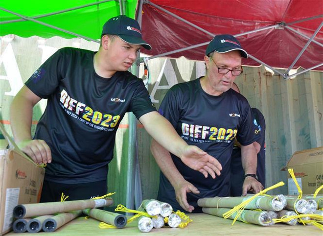 2023年岘港国际烟花节：意大利队和澳大利亚队将于17日晚展开精彩角逐 ảnh 2