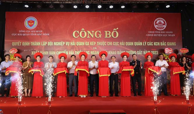 北江省首批56吨荔枝从国际联运站夹站顺利出发 ảnh 1 北江省首批56吨荔枝从国际联运站夹站顺利出发 ảnh 1