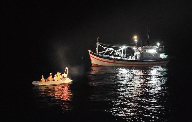 及时救助海上遇险渔船船员 ảnh 1 及时救助海上遇险渔船船员 ảnh 1