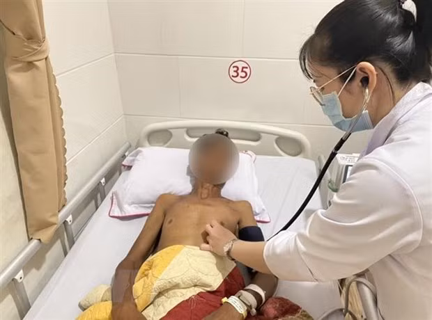 越南医生成功挽救巨大胸主动脉瘤破裂柬埔寨籍患者 ảnh 1