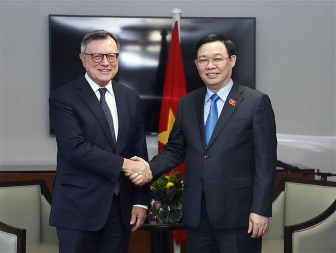 国会主席王廷惠会见英国各集团领导人 ảnh 2 国会主席王廷惠会见英国各集团领导人 ảnh 2