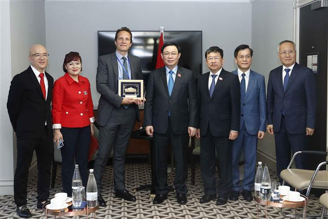 国会主席王廷惠会见英国各集团领导人 ảnh 4 国会主席王廷惠会见英国各集团领导人 ảnh 4