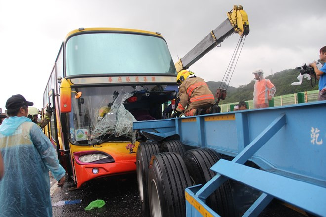 越南旅游团在中国台湾台北出车祸 11名旅客轻伤 ảnh 1