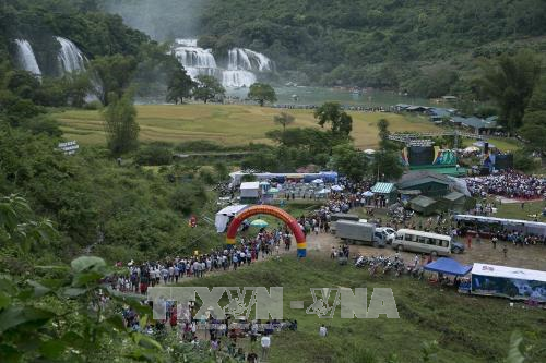 首次高平省板约瀑布旅游节暨天曲和天琴艺术节昨晚开幕 ảnh 1 首次高平省板约瀑布旅游节暨天曲和天琴艺术节昨晚开幕 ảnh 1