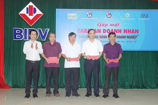 “媒体与企业并肩前行”企业家大篷车活动在山萝省举行 ảnh 1 “媒体与企业并肩前行”企业家大篷车活动在山萝省举行 ảnh 1