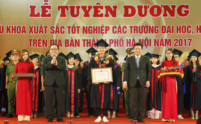 2017年河内市最优秀大学毕业生表彰大会在文庙举行 ảnh 1 2017年河内市最优秀大学毕业生表彰大会在文庙举行 ảnh 1