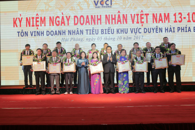 海防市表彰2017年北部沿海地区26家模范企业 ảnh 2