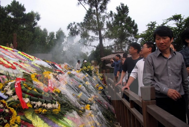 旅泰越南老教师代表团拜谒武元甲大将陵墓 ảnh 1 旅泰越南老教师代表团拜谒武元甲大将陵墓 ảnh 1