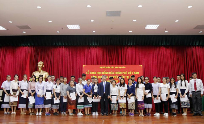 越老建交55周年:越南政府向越裔老挝人子女授予40份奖学金 ảnh 1 越老建交55周年:越南政府向越裔老挝人子女授予40份奖学金 ảnh 1