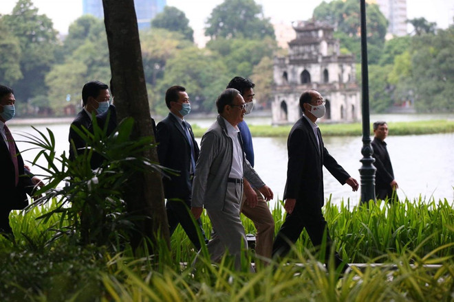 组图:日本首相菅义伟在还剑湖走路锻炼身体 ảnh 10 组图:日本首相菅义伟在还剑湖走路锻炼身体 ảnh 10