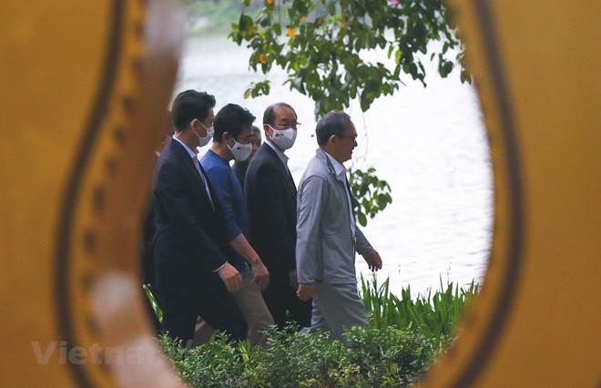 组图:日本首相菅义伟在还剑湖走路锻炼身体 ảnh 3 组图:日本首相菅义伟在还剑湖走路锻炼身体 ảnh 3